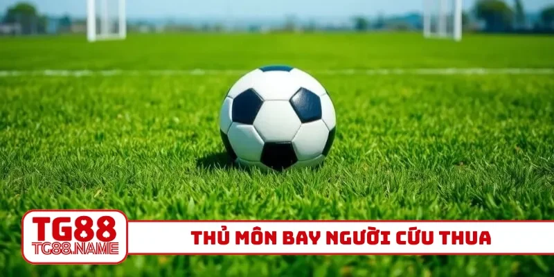 Thủ môn bay người cứu thua
